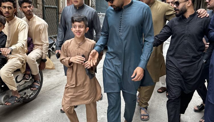 پڑوسیوں نے خوشی کا اظہار کیا اور کرکٹ چیمپئن کے ساتھ تصاویر بنوائیں