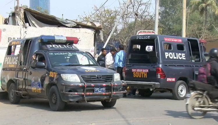 اہلکاروں میںکراچی پولیس سرجانی تھانے کے 7 اور 15 مددگار کے 8 اہلکار شامل ہیں