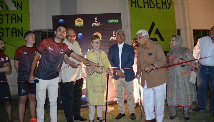 ان فٹبال کلاسز میں بیرون ممالک سے کوچز بچوں کو تربیت دے رہے ہیں