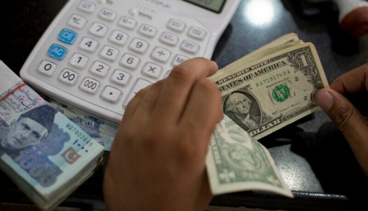 روپے کے مقابلے میں ڈالر کی قیمت میں معمولی اضافہ