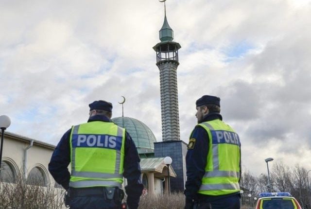 سویڈن میں قرآن کی بیحرمتی کے بعد مساجد کو گرانے کی دھمکی
