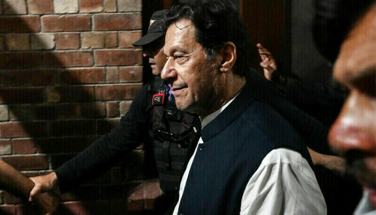 190ملین پاونڈزاسکینڈل: نیب ٹیم کا افسر عمران خان سے تفتیش کے لئے اڈیالہ جیل پہنچ گیا