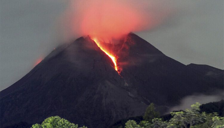 انڈونیشیا میں آتش فشاں پھٹنے سے 11 سیاح ہلاک