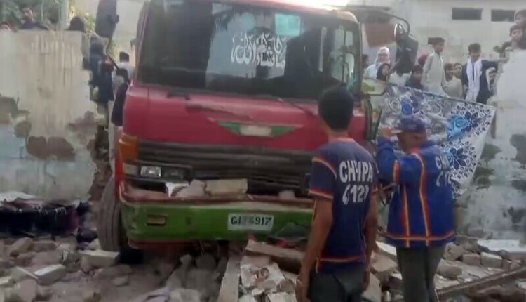 تیز رفتار واٹر ٹینکر بے قابو ہوکر گھر میں جا گھسا، گھر زمین بوس ہوگیا