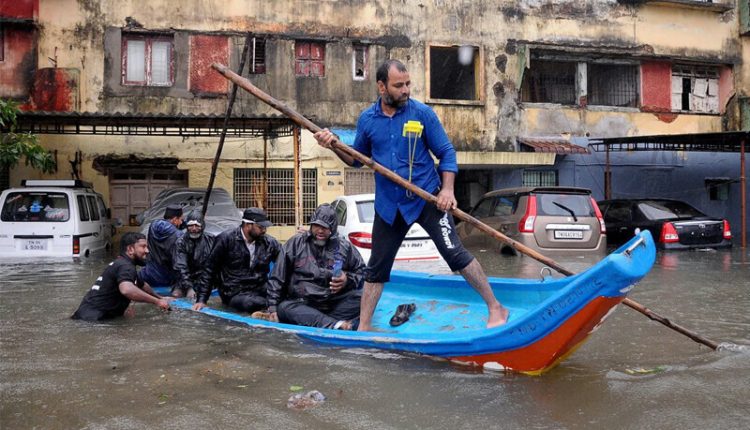 بھارت میں موسلادھار بارش سے ٹرینیں اور پروازیں متاثر، مزید بارشوں کی پیشگوئی