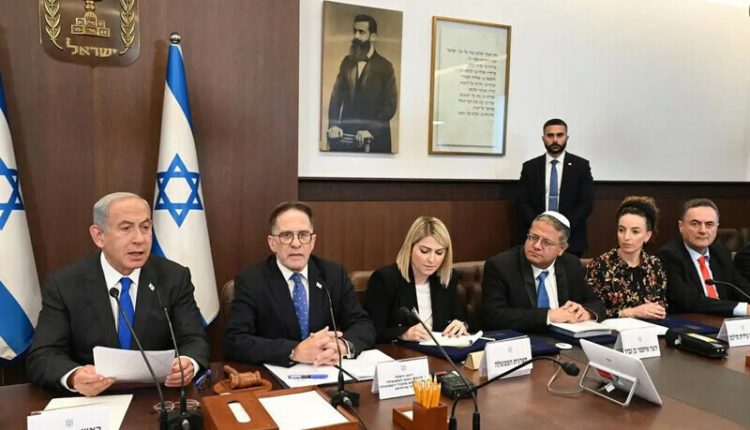 غزہ جنگ پر صیہونی کابینہ میں پھوٹ، نیتن یاہو کا حملے روکنے سے انکار