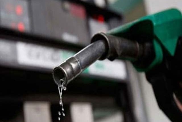 پٹرولیم مصنوعات کی قیمتوں میں بڑی کمی کا امکان