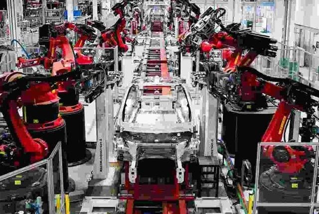 ٹیسلا فیکٹری میں روبوٹ کا انسان پر حملہ