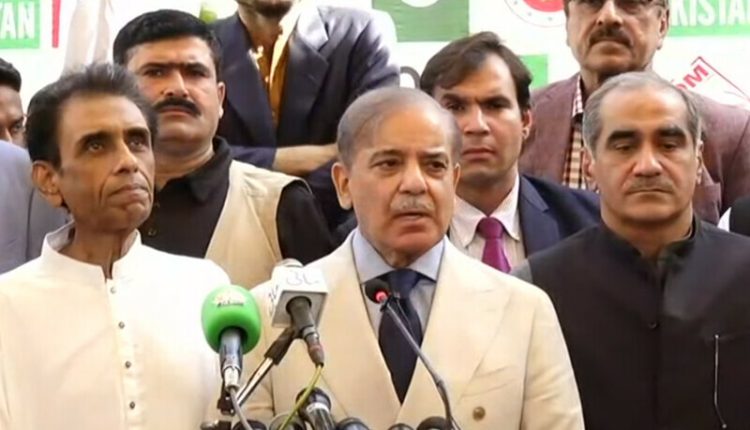 نواز شریف کو منتخب کیا تو کراچی میں پبلک ٹرانسپورٹ کا مسئلہ ختم ہوگا، شہباز