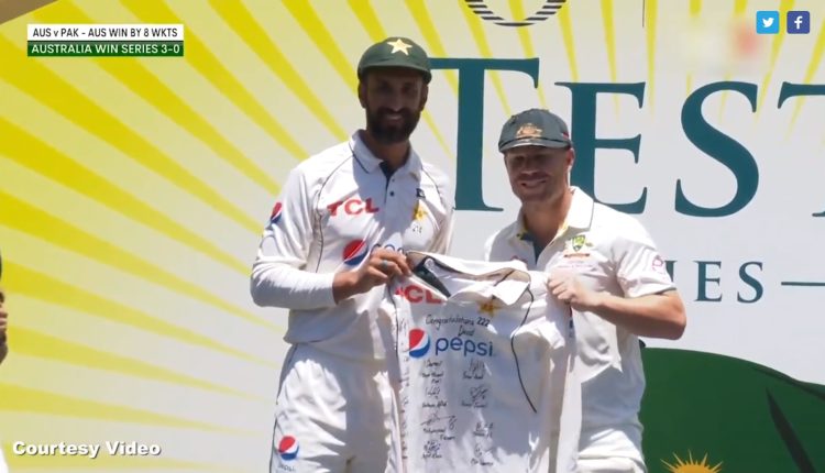 پاکستان ٹیم کا آخری ٹیسٹ کھیلنے والے وارنر کو خراج تحسین، تحفہ بھی دیا
