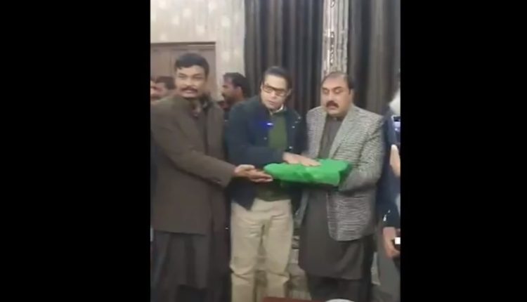 ’پارٹی اور بانی کا وفادار رہوں گا‘، پی ٹی آئی امیدوار سلمان اکرم راجہ کا قرآن پر حلف