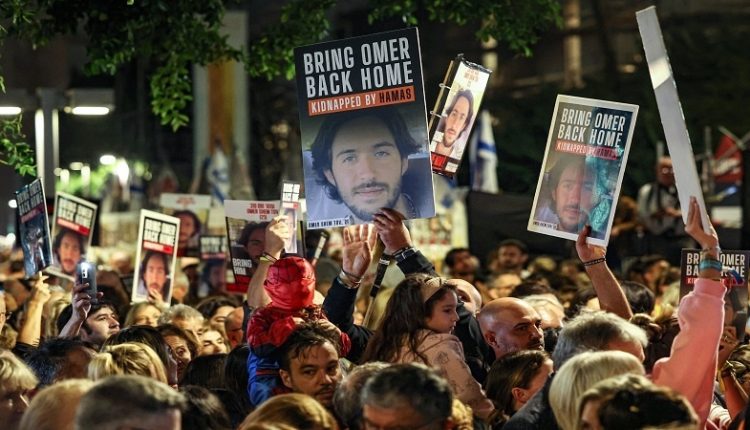 صیہونی قیدیوں کے اہل خانہ کا غزہ سے صیہونی فوج کے انخلا کا مطالبہ