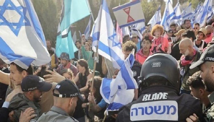 صیہونی پارلیمنٹ کے سامنےصیہونی مظاہرین کا نیتن یاہو کےخلاف دھرنا