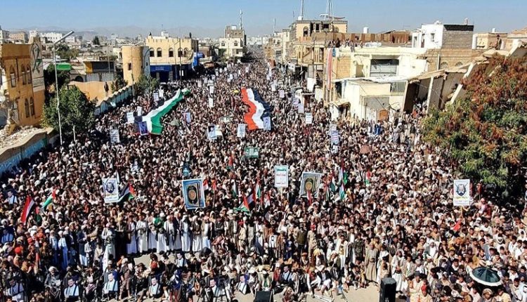 یمنی عوام سڑکوں پر نکل آئے، امریکہ اور برطانیہ کو منھ توڑ جواب دینے کااعلان