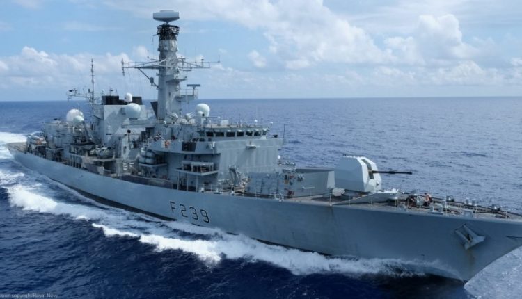 یمنی فوج نے امریکی بحری جہاز کو سکھایا سبق، کئي ڈرون اور میزائل حملے