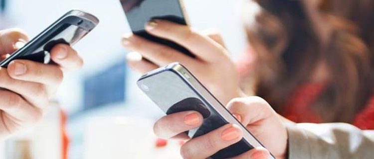’اسمارٹ فون کا نشہ‘ ختم کروانے کیلئے خاتون کی تجاویز وائرل