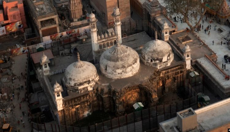 بابری مسجد کے بعد بھارت میں ایک اور تاریخی مسجد انتہا پسندوں کی بھینٹ چڑھ گئی