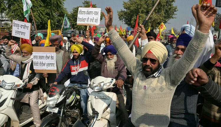 بھارت: نئی دہلی کی طرف مارچ کرنے والے کسانوں پر پولیس کی شیلنگ