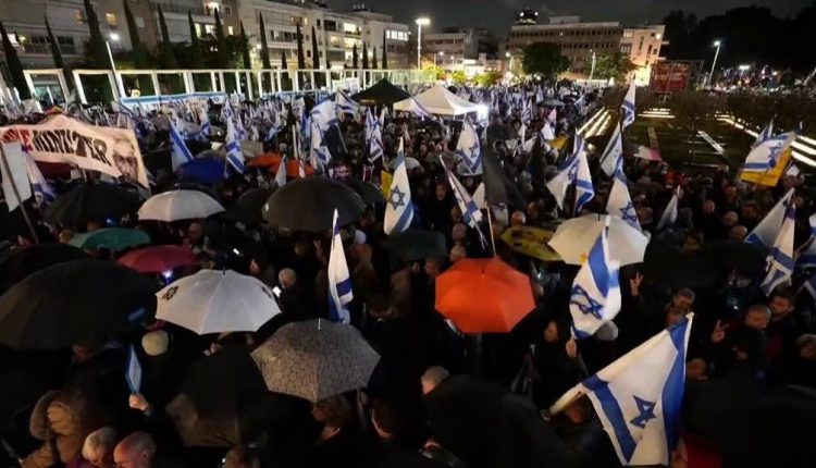 صیہونی قیدیوں کے اہلخانہ کا پارلیمنٹ کی عمارت کے سامنے احتجاج