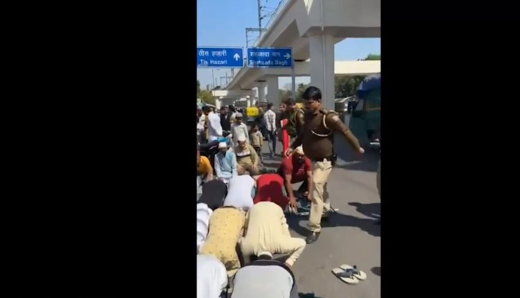 دہلی پولیس اہلکار کا مسلمانوں سے توہین آمیز سلوک، نمازیوں کو لاتیں ماریں