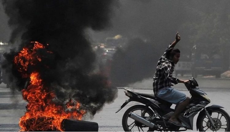 میانمار: فوج کے فضائی حملوں میں کم از کم 25 مسلم روہنگیا جاں بحق