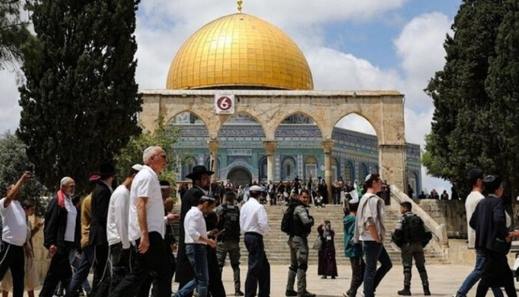 ہزاروں فلسطینیوں نے مسجد الاقصیٰ میں نماز جمعہ ادا کی