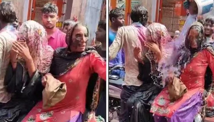 بھارت: ہولی پر مسلمان خاندان کو روک کر زبردستی رنگ پھینک دیا گیا
