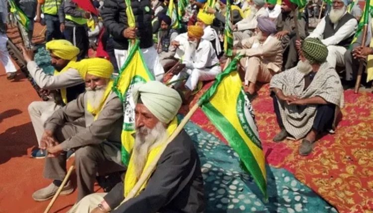 بھارتی کسان آج چار گھنٹے ٹرینیں روکیں گے، اضافی پولیس فورس تعینات