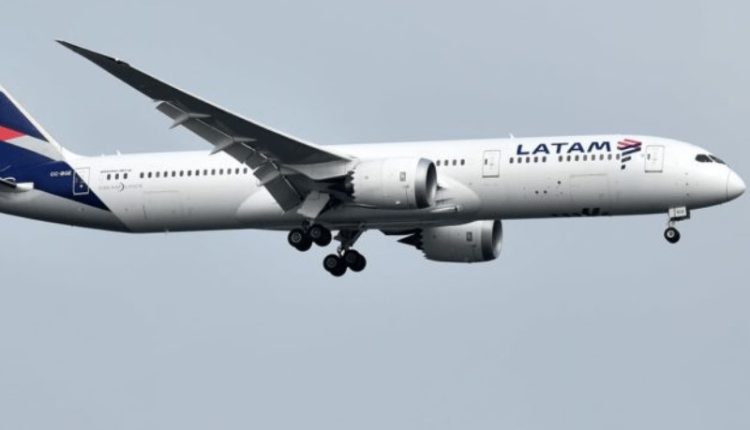 تکنیکی خرابی نے طیارے کے اندر مسافروں کو چھت سے پٹخ دیا، 50 زخمی