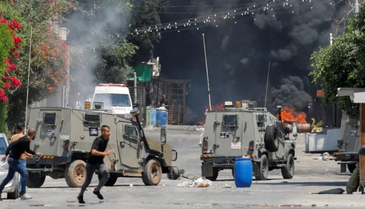 غرب اردن میں فلسطینیوں اور صیہونی فوجیوں کے درمیان شدید لڑائی