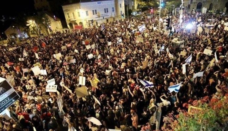 صیہونی حکومت کی جنگی کونسل کے اجلاس کے موقع پر صیہونی آبادکاروں کا مظاہرہ