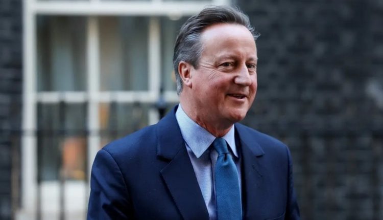 برطانوی وزیر خارجہ کو صیہونی حکومت پر ایرانی حملہ روکنے میں کردار پر سخت سوالات کا سامنا برطانیہ کے وزیر خارجہ ڈیوڈ کیمرون کو صیہونی حکومت پر ایران کا حملہ روکنے میں برطانوی کردار پر سخت سوالات کا سامنا کرنا پڑگیا۔ گزشتہ دنوں صیہونی حکومت پر ایران کا حملہ روکنے میں برطانیہ نے بھی اہم کردار ادا کیا۔ برطانیہ غزہ میں 33 ہزار افراد کے قتل پر خاموش رہا لیکن ایرانی ڈرون اور میزائلوں سے صیہونی حکومت کو بچانے کے لیے اس نے خوب پھرتی دکھائی۔ اس حوالے سے ایک انٹرویو میں خاتون صحافی نے برطانوی وزیر خارجہ ڈیوڈ کیمرون سے سوال کیا کہ اگر کوئی دشمن ملک برطانیہ کے کسی قونصل خانے کو تباہ کر دے تو برطانیہ کیا کرے گا؟ ڈیوڈ کیمرون نے جواب دیا کہ ہم جواب دیں گے، ایران نے بھی یہی کیا لیکن اس کا ردعمل بہت بڑا تھا۔