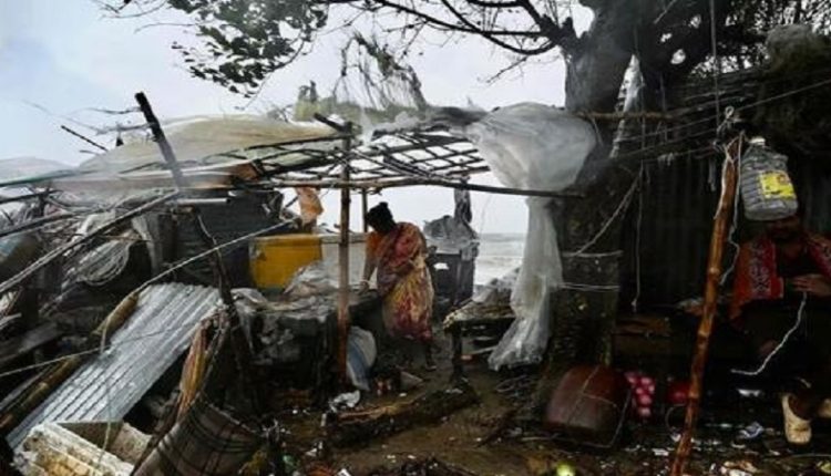 گردابی طوفان " ریمل " نے بنگلادیش میں مچائی تباہی، 7 لوگوں کی موت