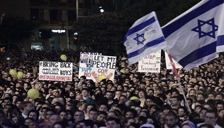 صیہونی قیدیوں کے اہل خانہ کا تل ابیب میں زبردست مظاہرہ، غزہ میں جنگ بندی اور اپنے قیدیوں کی رہائی کا مطالبہ