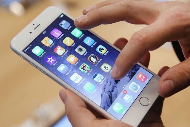 ایپل کی آئی فون صارفین کو مشکل سے نکالنے کے لیے کوشش جاری