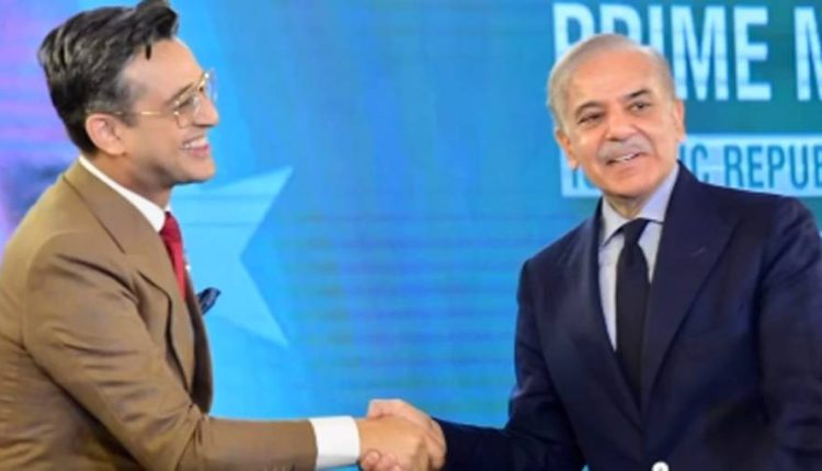 وزیراعظم نے کامیڈین شفاعت کو اپنی نقل اتارنے کیلئے اسٹیج پر بلالیا، ہال میں قہقہے