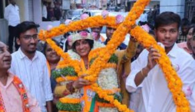 مسجد کی طرف علامتی تیر چلا کر مسلمانوں کو ہراساں کرنیوالی بی جے پی امیدوار الیکشن ہار گئی