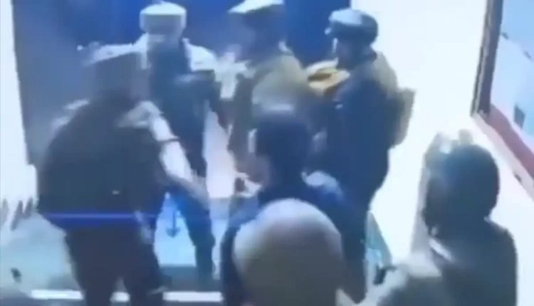 مقبوضہ کشمیر: بھارتی فوج کا تھانے میں گھس کر پولیس پر تشدد، مقدمہ درج