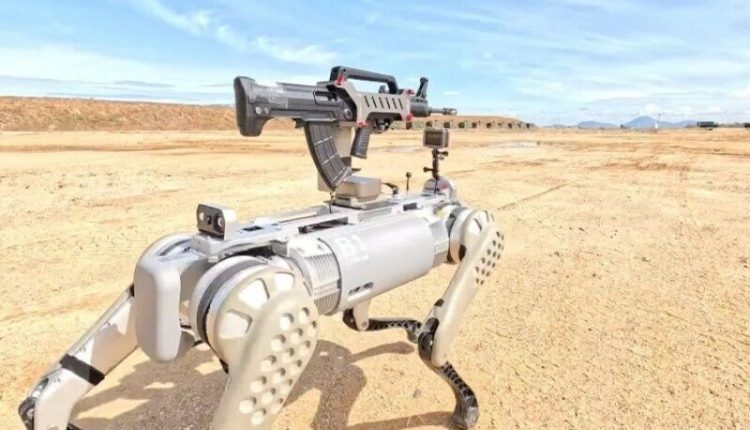 چینی فوج نے بندوق بردار کتا بنا لیا