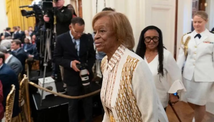 سابق امریکی صدر اوباما کی خوش دامن انتقال کرگئیں