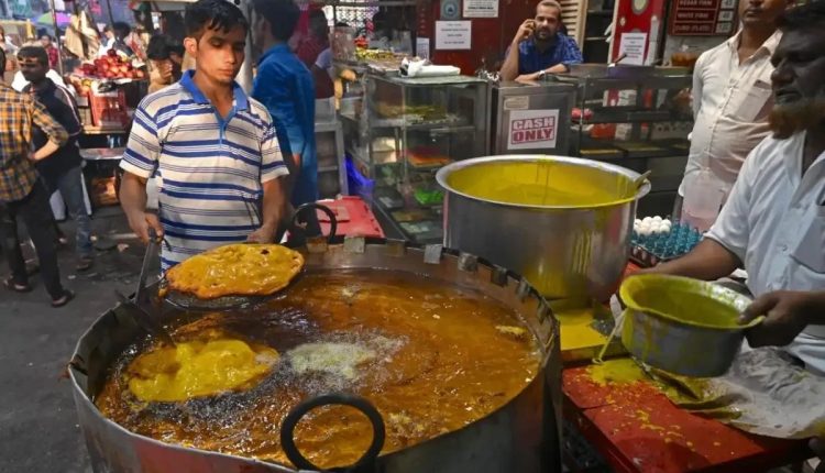 بھارت میں مسلمان دکان داروں کا شناخت آویزاں کرنا ضروری قرار