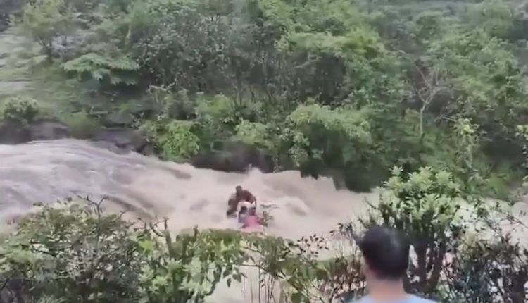 بھارت میں طوفانی بارشیں، ایک فیملی کے 7 افراد کی ریلے میں بہنے کی ویڈیو وائرل