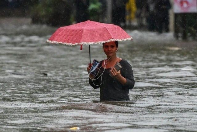 ممبئی میں 600 ملی میٹر بارش؛ سیلابی ریلے نے تباہی مچا دی، پروازیں منسوخ اور اسکول بند