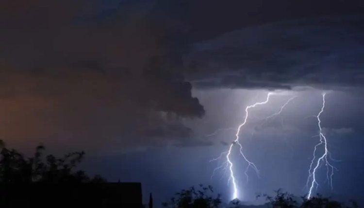 بھارت کی دو ریاستوں میں بجلی گرنے سے 43 افراد ہلاک