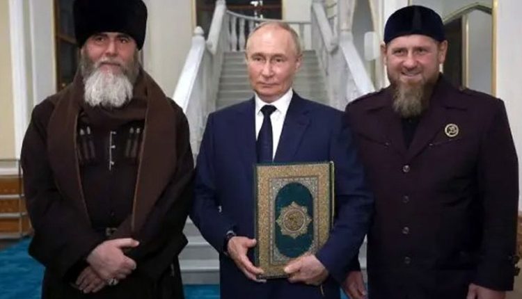 چیچنیا کا دورہ، پیوٹن نے تحفے میں ملے قرآن پاک کے نسخے کو چوما اور دل سے لگالیا