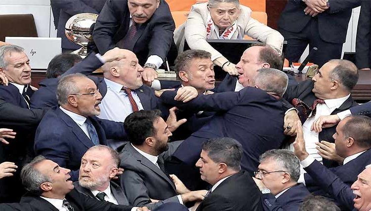 ترک پارلیمنٹ میں اراکین کا جھگڑا، لاتوں اور مکوں کا آزادانہ استعمال