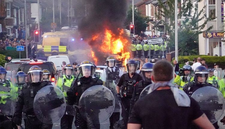 برطانیہ: مختلف شہروں میں نسل پرستوں کے حملے، 150 پولیس اہلکار اور درجنوں شہری زخمی