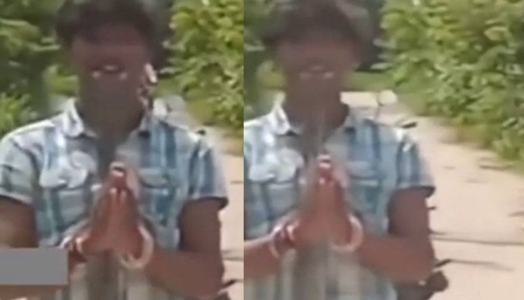 سوشل میڈیا پر مشہور ہونے کا جنون، نوجوان کو منہ میں سانپ لینا مہنگا پڑ گیا