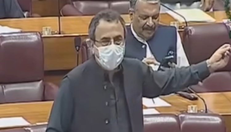 'مجھے کورونا ہے ارکان دور رہیں'، اویس لغاری ماسک پہن کر قومی اسمبلی اجلاس میں آگئے