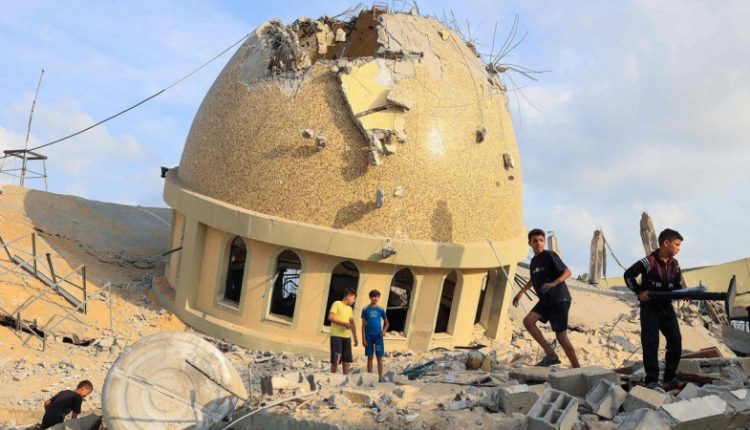 غزہ: مسجد کے احاطے میں صیہونی بمباری، متعدد افراد شہید و زخمی